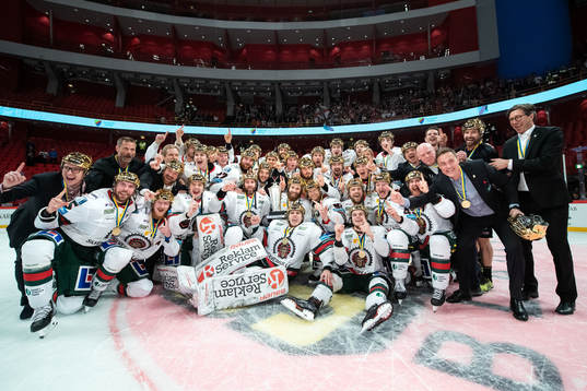 Frölundas spelare jublar att de vunnit SM-guld