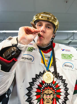 Frölundas målvakt Johan Mattsson röker cigarr och jublar