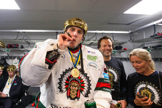 Frölundas målvakt Johan Mattsson röker cigarr och jublar