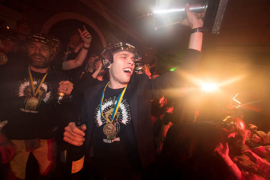 Frölundas målvakt Johan Gustafsson firar vid hemkomsten