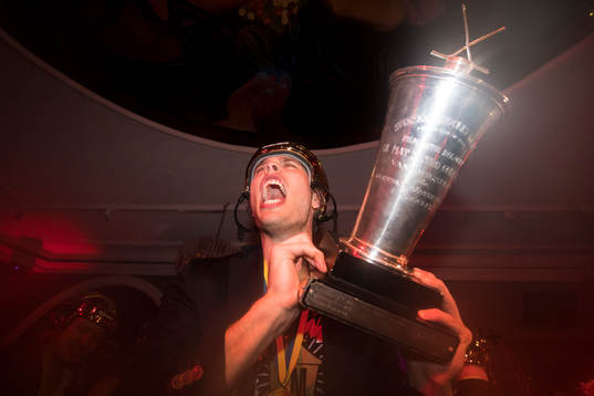 Frölundas målvakt Johan Gustafsson firar vid hemkomsten