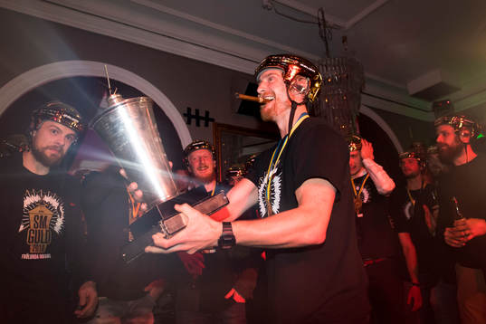 Frölundas Chay Genoway firar vid hemkomsten