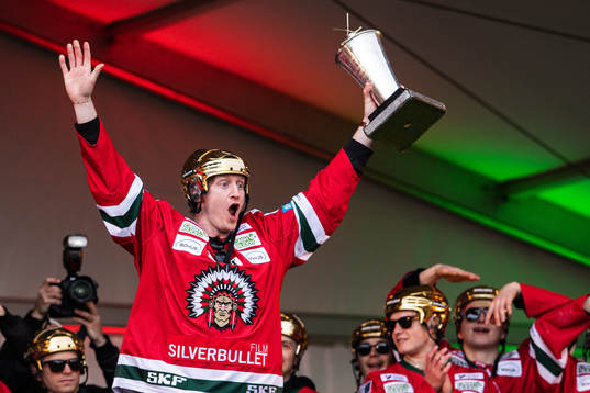 David Printz jublar med Le Mat-pokalen