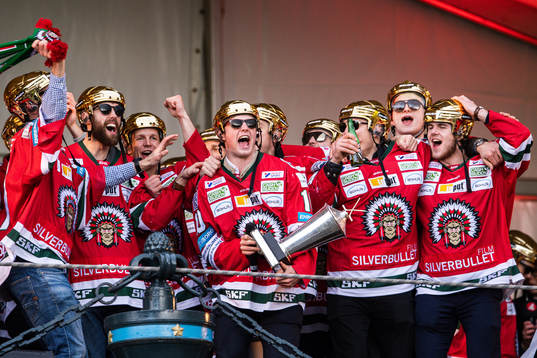 Gustav Lindström jublar med Le Mat-pokalen