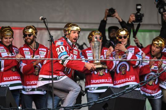 Joel Lundqvist lyfter Le Mat-pokalen