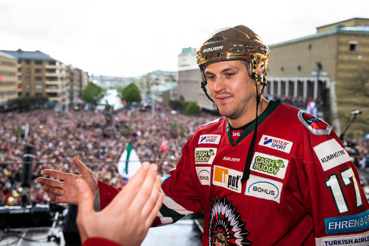 Pathrik Westerholm firar SM-guldet på Götaplatsen