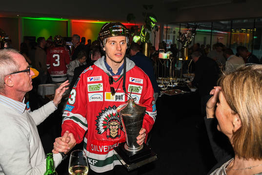 Målvakt Johan Mattsson med Le Mat-pokalen