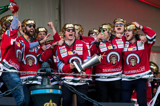 Frölunda och Gustav Lindström med Le Mat-pokalen firar