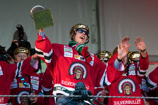 Frölundas målvakt Johan Gustafsson firar SM-guldet på