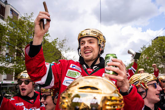 Mats Rosseli Olsen firar SM-guldet