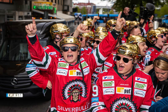 Ryan Lasch och Rhett Rakshani firar SM-guldet på