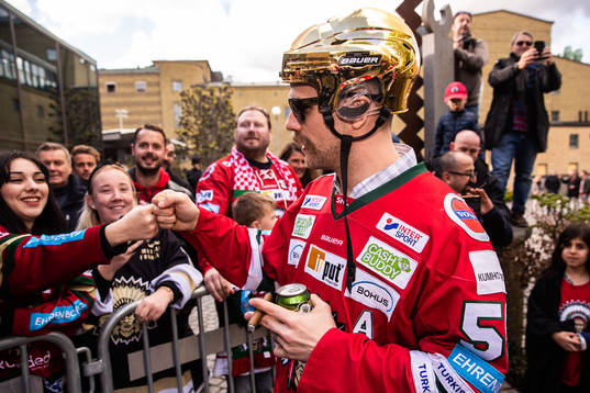 Jonathan Sigalet firar SM-guldet på Götaplatsen
