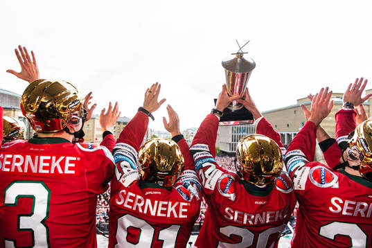 Jacob Moverare, Ryan Lasch och Joel Lundqvist som lyfter Le