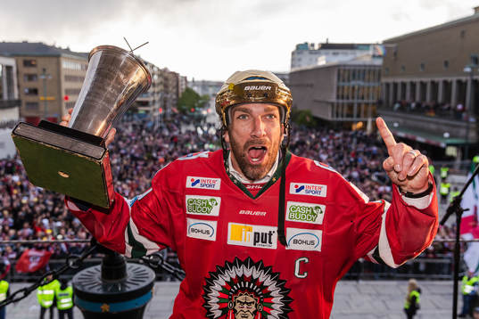 Joel Lundqvist jublar med Le Mat-pokalen