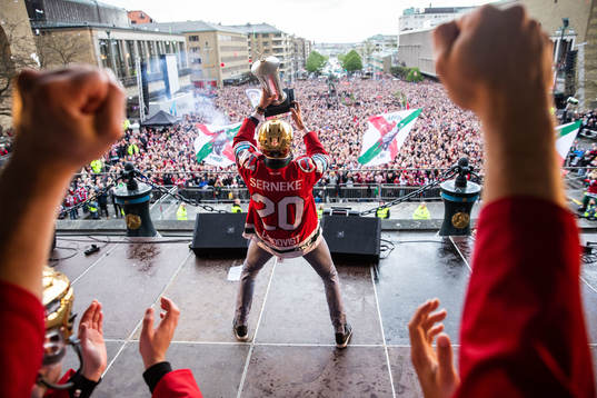 Joel Lundqvist jublar med Le Mat-pokalen