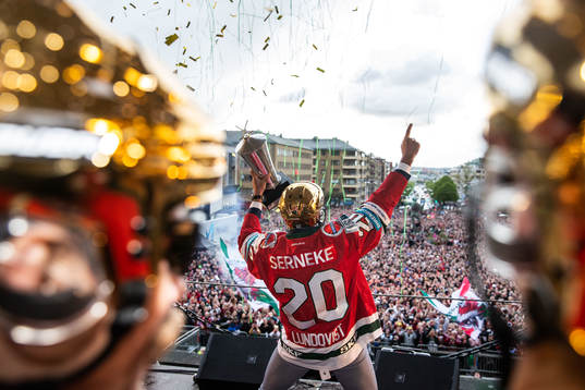 Joel Lundqvist jublar med Le Mat-pokalen