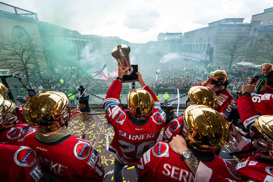 Joel Lundqvist lyfter Le Mat-pokalen