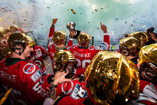 Joel Lundqvist lyfter Le Mat-pokalen