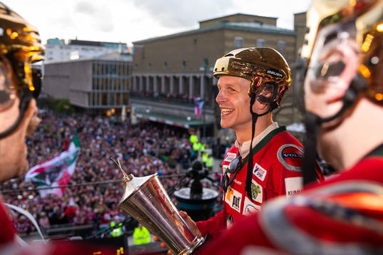 Max Friberg jublar med Le Mat-pokalen