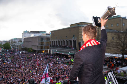 Tränare Roger Rönnberg  jublar med Le Mat-pokalen