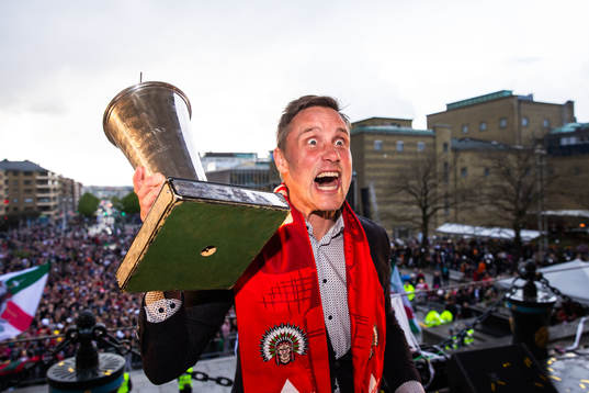 Tränare Roger Rönnberg  jublar med Le Mat-pokalen
