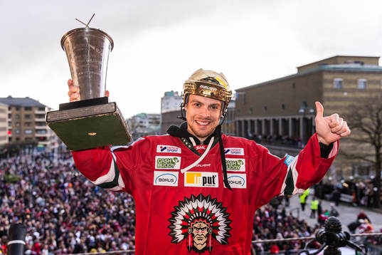 Mats Rosseli Olsen jublar med Le Mat-pokalen