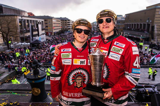 Ryan Lasch och Rhett Rakshani jublar med Le Mat-pokalen