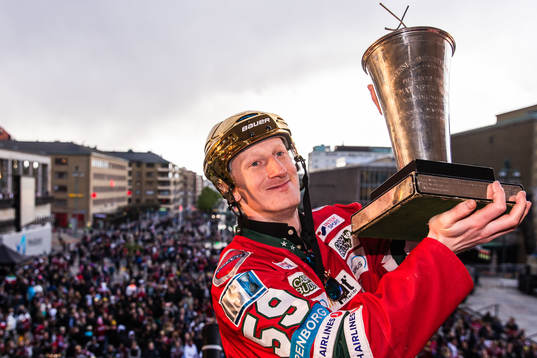 David Printz jublar med Le Mat-pokalen