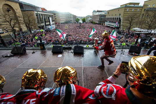 Joel Lundqvist jublar med Le Mat-pokalen