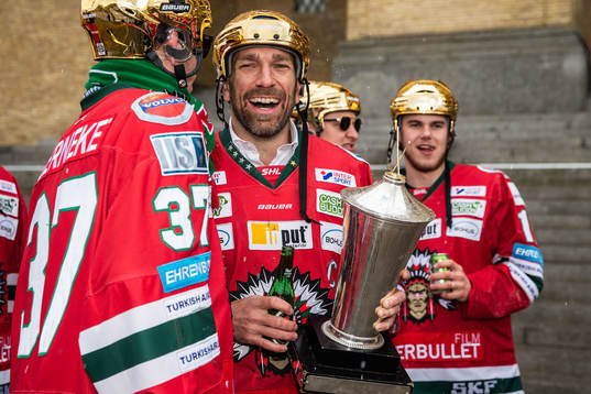 Målvakt Johan Gustafsson och Joel Lundqvist jublar med Le