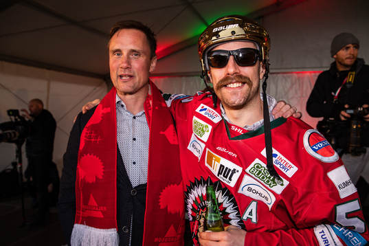 Tränare Roger Rönnberg och Jonathan Sigalet firar