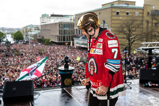 Pathrik Westerholm firar SM-guldet på Götaplatsen