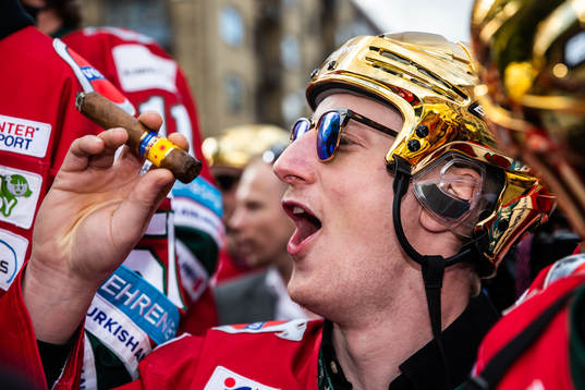 Simon Hjalmarsson jublar på spelarbussen