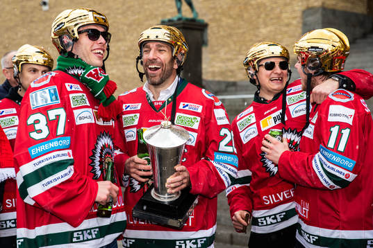 Målvakt Johan Gustafsson, Joel Lundqvist och Samuel Fagemo