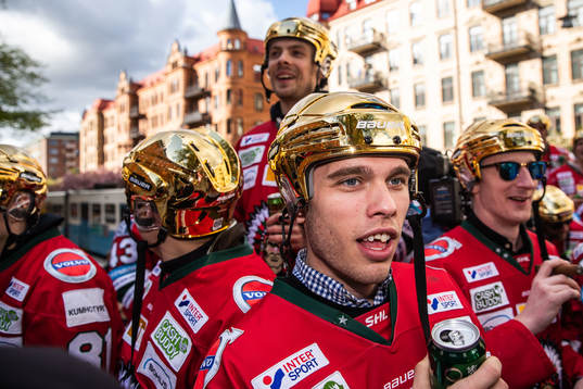 Målvakt Johan Gustafsson på spelarbussen mot Götaplatsen