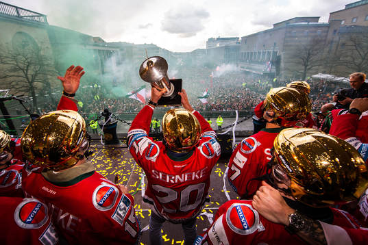 Joel Lundqvist jublar med Le Mat-pokalen