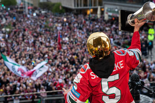 Chay Genoway jublar med Le Mat-pokalen