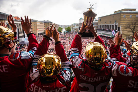 Joel Lundqvist jublar med Le Mat-pokalen