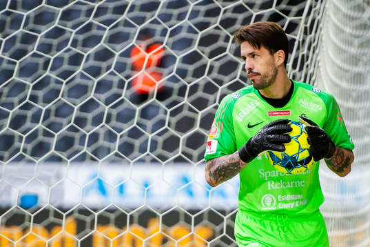 AFC Eskilstunas målvakt Mihail Aleksandrov Ivanov byts in