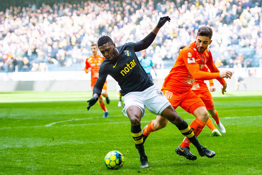 s Chinedu Ogbuke Obasi och AFC Eskilstunas Kadir Hodzic