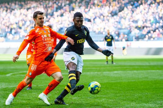 s Chinedu Ogbuke Obasi och AFC Eskilstunas Kadir Hodzic