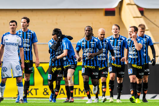 Sirius Jonas Lindberg jublar med lagkamrater efter 2-1