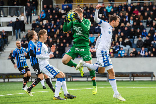 Sirius målvakt Lukas Jonsson och IFK Göteborgs Måns