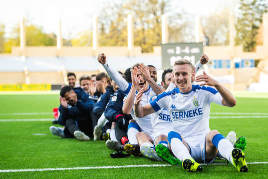 IFK Göteborgs Sebastian Ohlsson jublar med lagkamrater