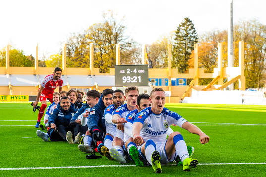 IFK Göteborgs spelare jublar efterfotbollsmatchen i