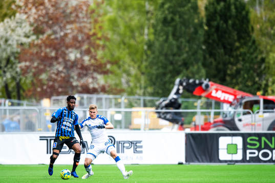 Sirius Abdul Razak och IFK Göteborgs Carl Starfelt 