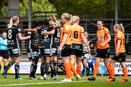 Piteås Nina Jakobsson jublar med lagkamrater efter 0-1