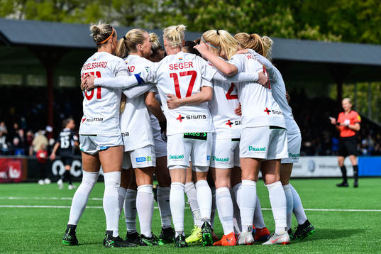 Rosengårds Lisa-Marie Utland jublar med lagkamrater efter 1-0