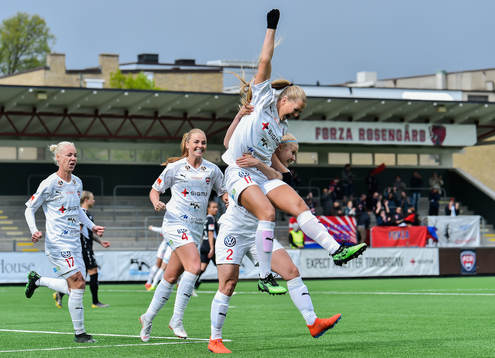 Rosengårds Lisa-Marie Utland jublar med Mie Leth Jans, Glodis Perla Viggosdottir och Caroline Seger efter 1-0