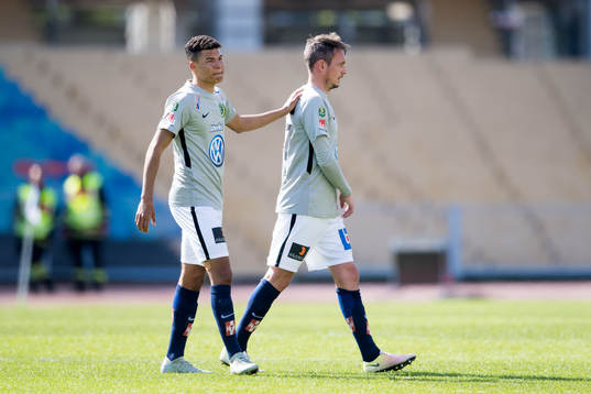 Jönköpings Daryl Smylie får rött kort och klappas om av